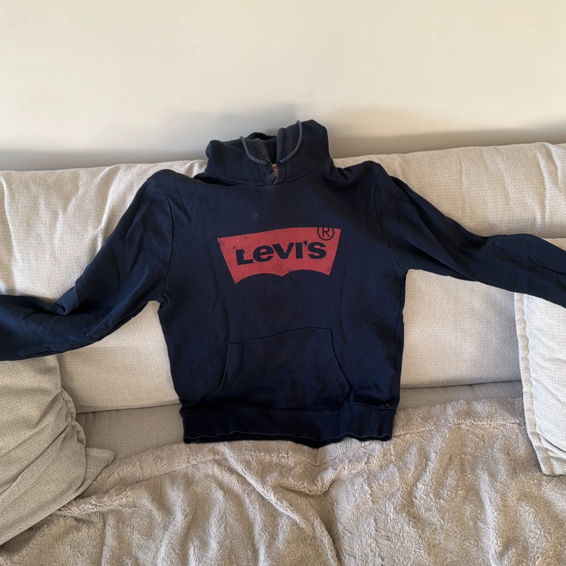 Mörkblå hoodie från Levi's