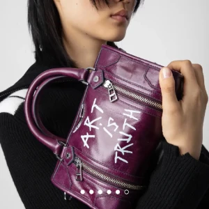 Zadig sunny bag - Jättenygg lila zadig väska med texten 'ART IS TRUTH'❤️ köpt på plick för 2500kr säljer pga ingen användning❤️💐🍒 kontakta för fler bilder på väskan❤️❤️❤️