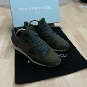 Philippe model  - Philippe Model Trainers!! | Säljer dessa supersnygga  Philippe Model Trainers 💫 | Skorna är i strl 43 men passar 44 | Skorna är 9/10 skick och sparsamt använda, dem är i riktigt bra skick och allt og ingår! 🌟| Nypris - 3700 sek | Pris kan diskuteras vid snabb affär!! 💸 | För flera bilder eller frågor så är det bara att kontakta mig 📩