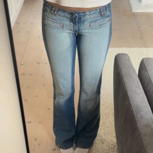 Lågmidjade flare jeans  - Jättefina lågmidjade jeans från Redsky! Midja:38. Innerben: 82. Gren: 19. Köpta på Vinted! Fördta bilden är på förra säljaren då de inte passade mig. Jättesnygg detalj bak! Priset är absolut förhandlingsbart vid snabb affär. Läs bio innan köp! 