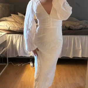 Gina klänning - Säljer denna klänningen jag köpte från gina förra året för 600kr Använd ungefär 2-3 gånger men är ganska kort är 156 cm och går lite under knän på mig så passar någon som är kort som mig 