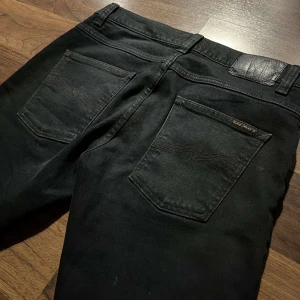 Nudie jeans Grim Tim  - Säljer ett par tvär feta nudie jeans i moddelen grim Tim. Skick: Nyskick nästan nya 8/10✅✅ inga defekter nypris runt 2000kr vårt pris 560kr🤩vid mer eventuella frågor kontakta gärna oss 🤳W31 L32