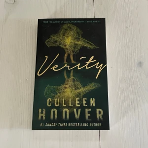 Verity - Spännande bok av Colleen Hoover, 'Verity', som lovar att hålla dig vaken hela natten. En thriller med oväntade vändningar och en fängslande berättelse om författaren Lowen Ashleigh och hennes uppdrag att avsluta en annan författares verk. Perfekt för dig som älskar spänning och drama.