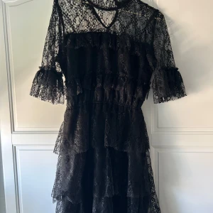 Svart spetsklänning med volanger - Snygg svart kläning från bubbelroom, använd endast en gång😍