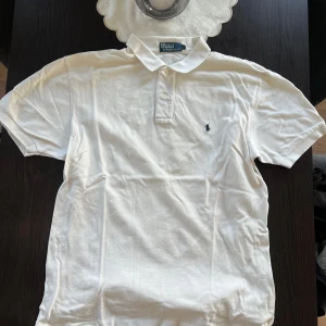 Vit kortärmad pikétröja från Ralph Lauren - Säljer en klassisk vit pikétröja från Ralph Lauren.
