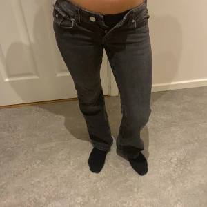 Svarta jeans med bootcut - Snygga svarta jeans med bootcut och låg midja. Säljer pga för små 