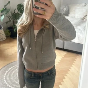 Fin sip hoodie - Jättefin stickad sipp hoodie. Köpt ursprungligen från Gina men jag köpte den på Vinted. Säljer då den inte riktigt satt som jag ville. Så synd eftersom att den är så fin. I väldigt bra skick. (Bilder från förra ägaren)