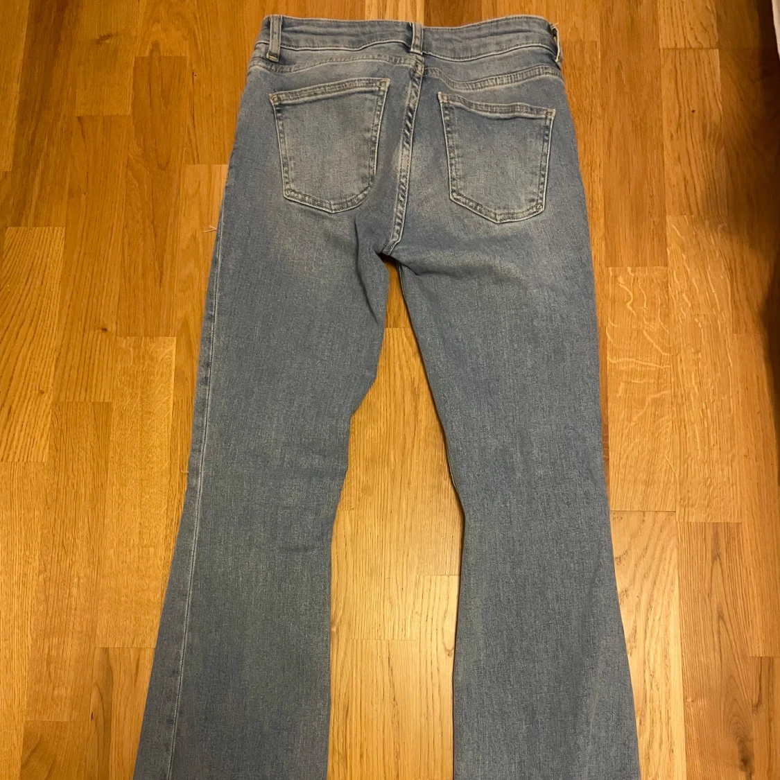 Blå jeans med slitningar - 2