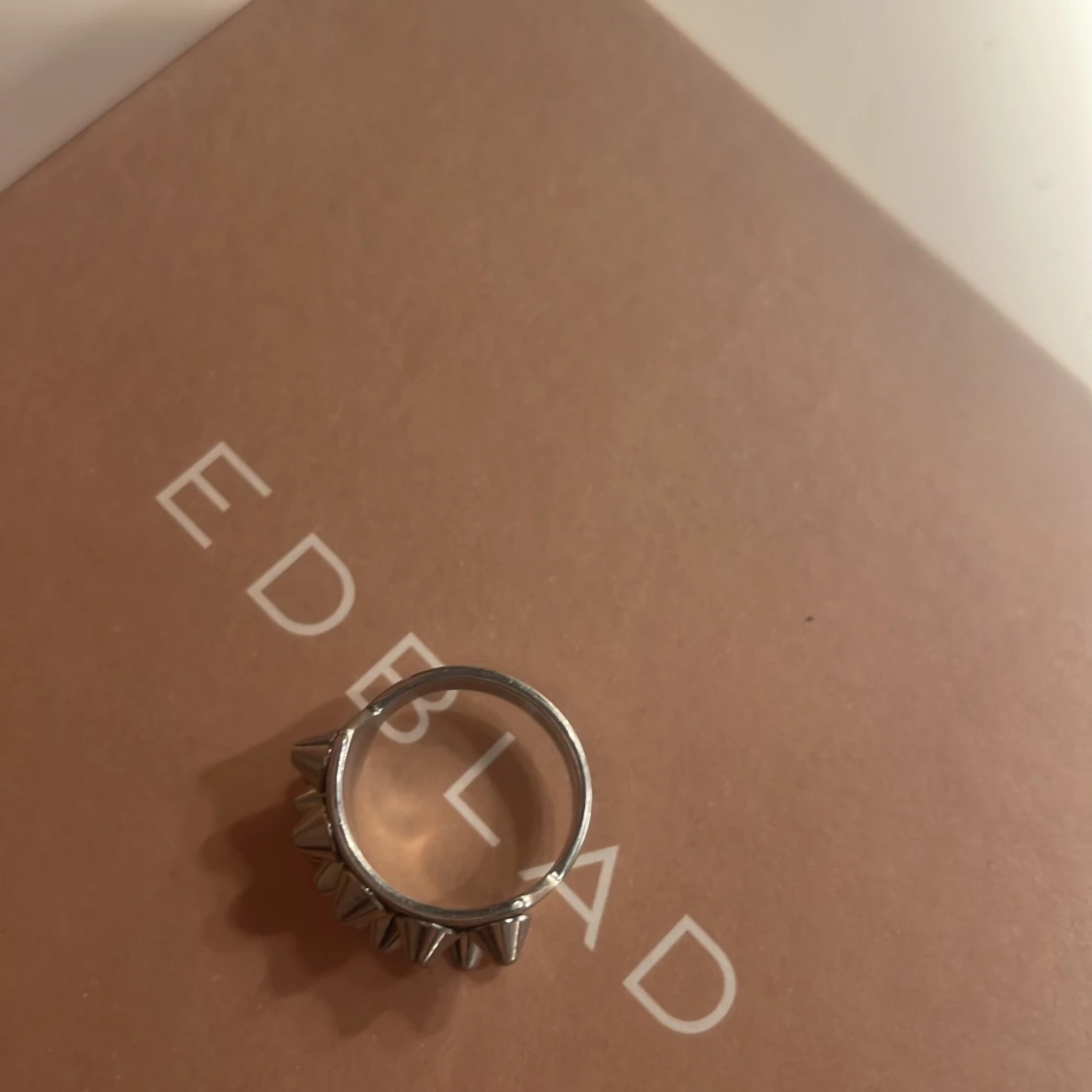 Silvrig ring med nitar från Edblad - 3