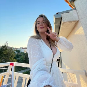  Vit klänning - Säljer denna söta klänningen eftersom den inte kommer till användning, perfekt nu till studenten och sommaren. Klänningen har insydda shorts o "dragkedja" ibak och kan knytas runt magen.💘