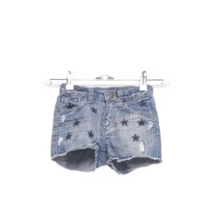 Jeansshorts - Jätte fina shorts med små sjöstjärnor/stjärnor på! De är lite för små för mig så de får nu säljas, midjemåttet: 35-37 längd på hela shortsen: 27