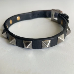 Valentino Armband - Svart Valentino Armband, använt, finns dustbag och låda!