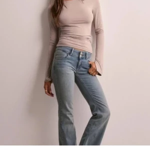 Blå bootcut jeans - Snygga blå bootcut jeans med en klassisk femficksdesign. Jeansen har en hög midja och en bekväm passform som framhäver figuren. Perfekta för en avslappnad stil.