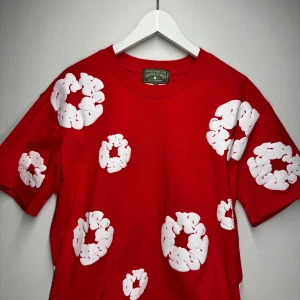 Denim Tears set - (Använd 2 gånger) Skicket på de är väldigt bra, 0 bemärkelser. Settet är helt äkta. All dess boxing och sånt finns. Precis som jag fick den i dess förpackning så kommer jag packa tillbaka det så.