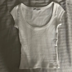 Zara topp - Säljer den här toppen från zara pågrund av att den inte kommer till användning ❤️