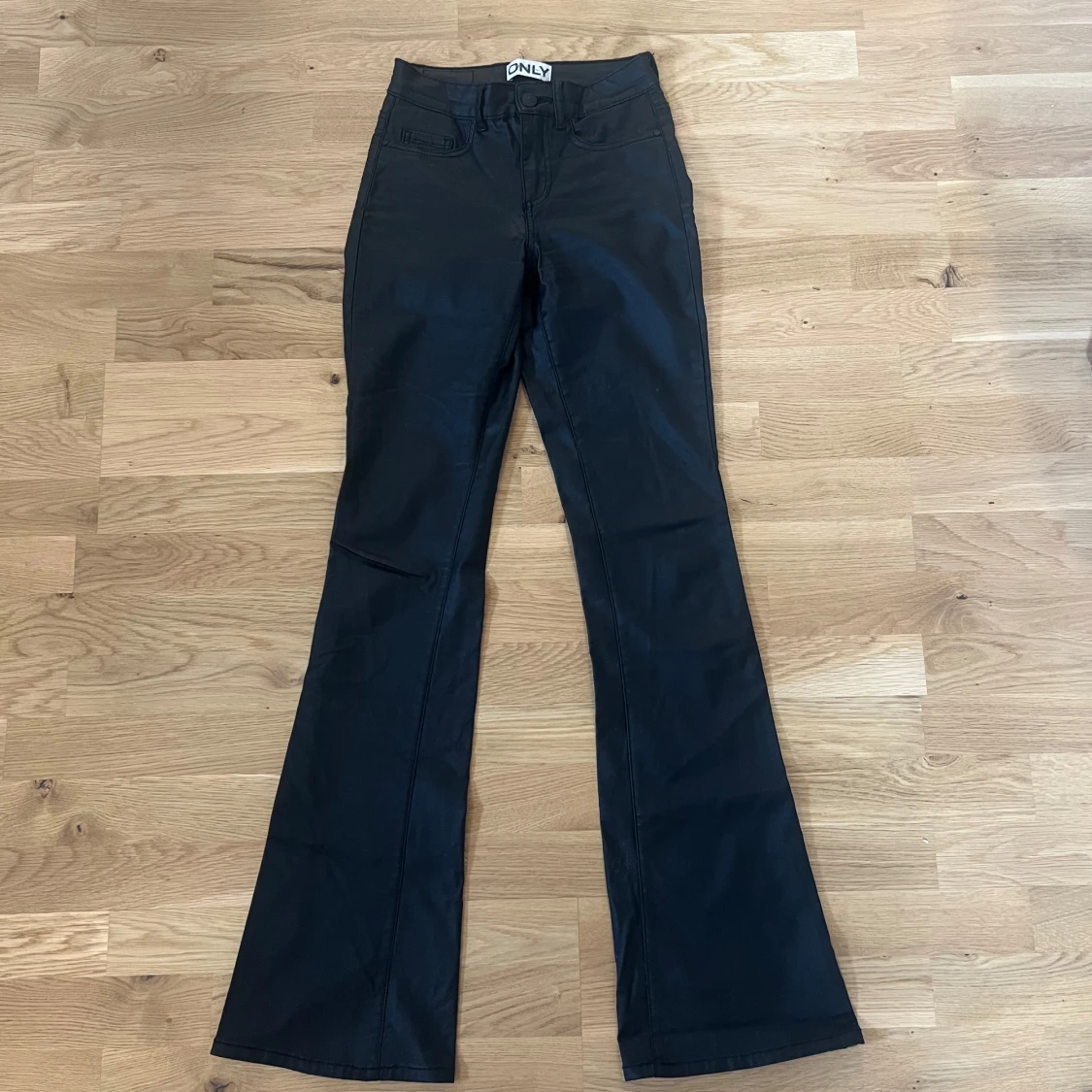 Svarta bootcut skinnbyxor från ONLY