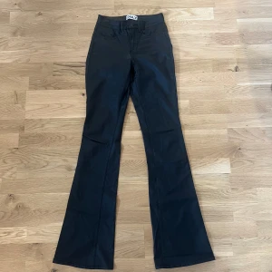Svarta bootcut skinnbyxor från ONLY - Svarta bootcut skinnbyxor från ONLY i storlek XS.