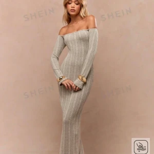 Beige ribbad offshoulder klänning från Shein - Snygg beige ribbad klänning från Shein med offshoulder-design. Klänningen är lång och har en tight passform som framhäver figuren. Perfekt för en stilren look.