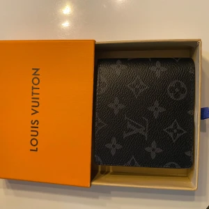 Svart plånbok - Skriv privat om du är intresserad för mer bilder. Pris kan diskuteras lite.