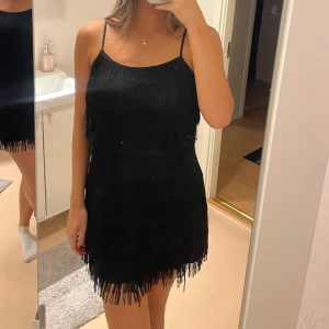 Svart klänning med fransar - Säljer en svart cocktail klänning 💗