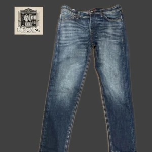 Jack & Jones jeans  - Säljer ett par Jack & Jones jeans som är använda två gånger. Storlek W33 L32.