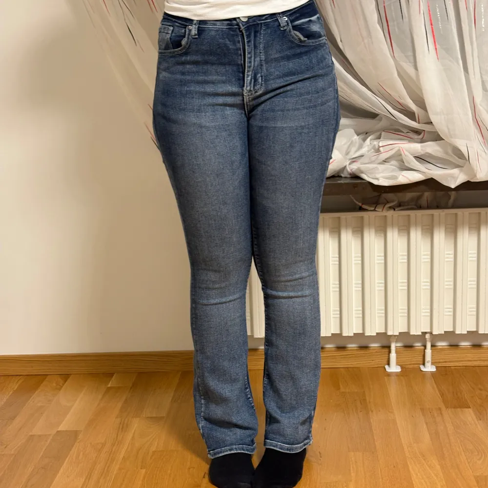 Snygga blå jeans med unika detaljer på bakfickorna. Jätte stretchiga jeans som sätts på kroppen anpassad till kroppsformen. Dock korta vid benen. Skulle rekommendera för dom som är mellan 150-165. Farkut & Housut.