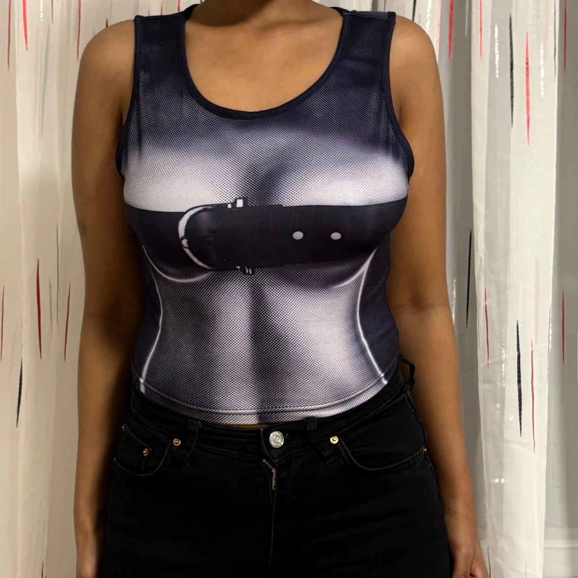 Svart och vit linne med bältdetalj - 1