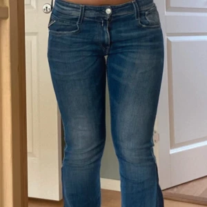 low waist replay jeans - hej jag säljer mina replay jeans i jätte fint skick, Köpta för 900kr säljer för 450 pris går att diskutera. de är i storlek S💓
