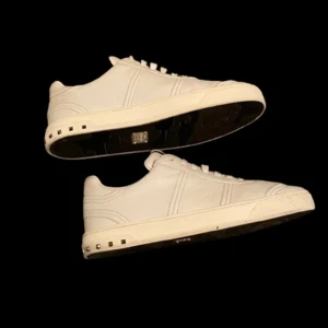 Valentino Flycrew  - Riktigt fräsch valentino flycrews i en snygg vit färg🤩 Storlek 41. Skorna är självklart äkta och i bra skick✅️ Skriv vid frågor eller funderingar. (Sålda)