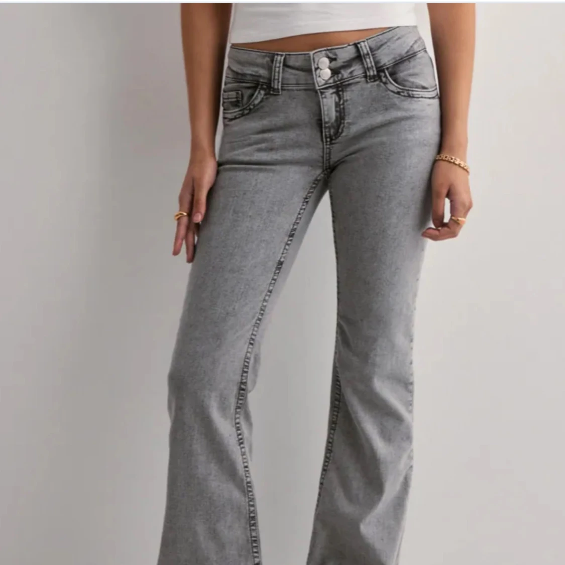 Grå jeans med broderad detalj - 2