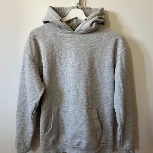Grå hoodie - Grå hoodie. Lite sliten i tyget längst ner på ärmarna. 