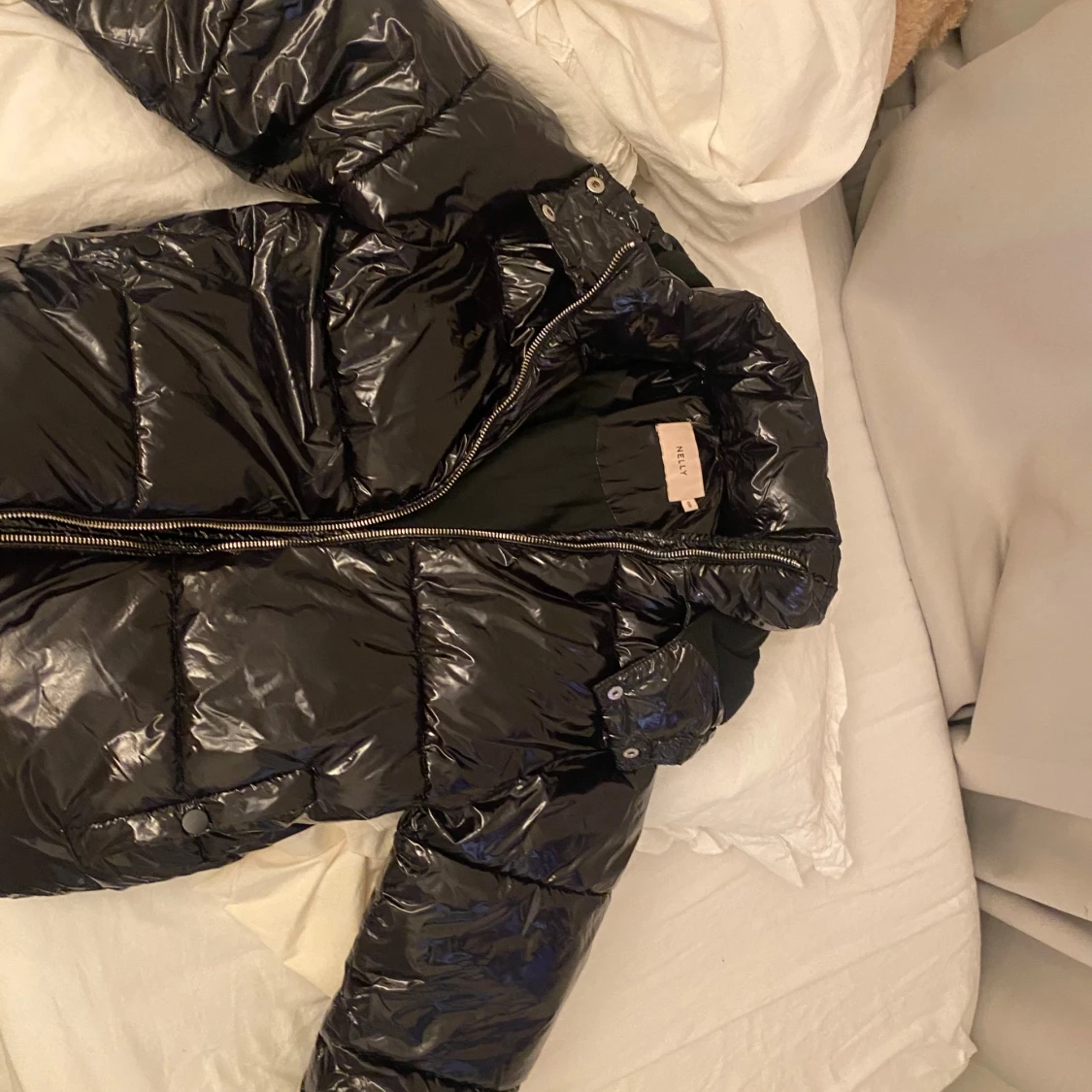 Svart glansig pufferjacka - 1