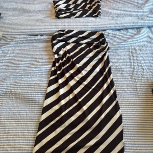 Set från H&M - Använd 1 gång. S i både topp & kjol ( bilder tagna från min Vinted profil)