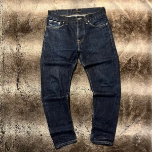 Nudie dry ace selvage Jeans - Säljer dessa snygga mörkblå jeans från Nudie Jeans. Det är modellen steady Eddie II vilket är en straight modell. Tyget är dry ace selvage vilket är ett av de bästa denim tyglar du kan hitta. Nypris är 3500 kr, och dessa är knappt använda. Skriv om ni undrar något!