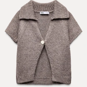 Beige/brun stickad kofta  - Säljer den slutsålda stickade koftan från Zara. Ändast använd en gång dvs inga defekter. Är i storlek L men ändast för att jag gillar när den är lite större. Nypris 350 kr! Skriv privat för fler bilder💕💕