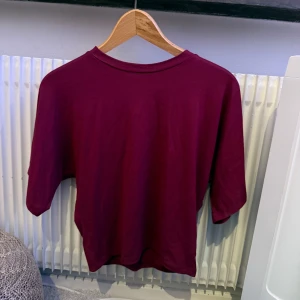 Vinröd t-shirt - Säljer den vinröda t-shirten från Lager 157.. Den har en normal passform och korta ärmar, perfekt för en avslappnad stil. Enkelt och stilrent plagg som funkar till det mesta.