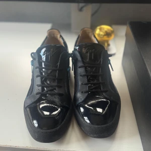 Giuseppe Zanotti - Giuseppe Zanotti med en glansig lackfinish i storlek 42. Mitt pris:700kr