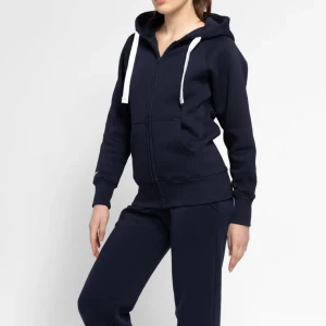 Mörkblå hoodie med dragkedja - Säljer! Den är helt oanvänd då jag tyckte att den inte passade mig. Från russemerch. En stilren mörkblå hoodie med dragkedja och vita snören. Tröjan har en bekväm passform.🩵