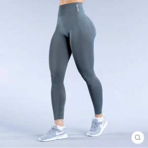 Dfyne tights - Jag säljer ett par jättesnygga Dynamic stone grey leggings i storlek S från dyfyne som är slutsålda på hemsidan! Köpte här på Plick men säljer då de tyvärr inte passade, de är därför endast testade och därmed nyskick! Nypris ca 730kr💞