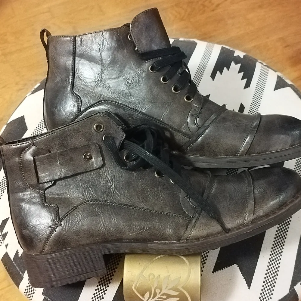 Snygga grå boots i skinn med snörning och dragkedja på sidan. De har en robust sula och en stilren design som passar perfekt för höst och vinter. Perfekta för att ge din outfit en cool touch. Läderkängor för herrar i stl. 42 från