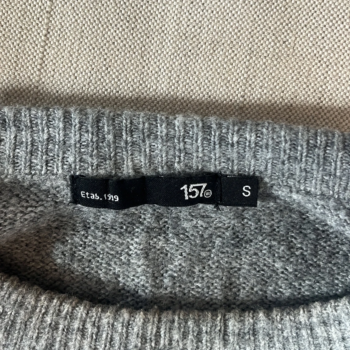 Grå stickad tröja från 157 - 2