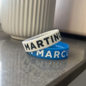 Marcus och Martinus armband  - Två snygga armband i silikon med texten 'MARCUS och MARTINUS' i kontrasterande färger. Finns i både blått och vitt är dessutom slutsålda överallt och svåra att få tag på, därav priset. Anonsen finns på flera olika ställen så skriv gärna till mig först innan ni klickar på köp🫶🏻