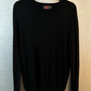 Svart tröja från Morris - Säljer en stilren svart tröja från Morris. Tröjan är super skön och i superbra skick. Tröjan är 100% merino wool 🖤