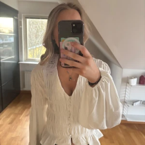 Vit blus från Gina tricot - Säljer denna helt nya Gina tricot blusen! Aldrig använd, säjs då den inte kommer till användning 