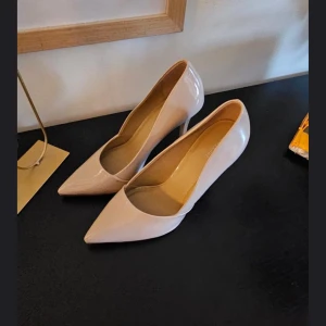 Beige pumps från Graceland - Snygga beige pumps från Graceland med spetsig tå och klack. Perfekta för en elegant look.