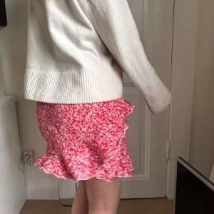 Röd blommig kjol med volang - Säljer en söt röd kortkjol med blommigt mönster och volangdetaljer ❣️❣️