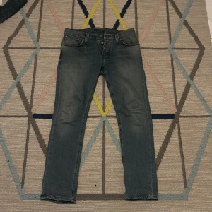  Grim Tim Nudie Jeans - Säljer ett par snygga blå jeans från Nudie Jeans i modellen Grim Tim. De är storlek W30 L30. Hör av er vid frågor!