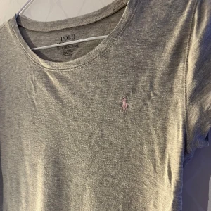 T-shirt Polo Ralph Lauren - Säljer en grå t-shirt från Polo Ralph Lauren med det klassiska broderade logotypen på bröstet. korta ärmar. Storleken är S även fast det står annat💗