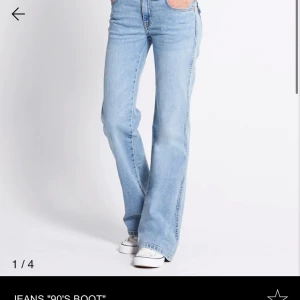 Ljusblå straight jeans - Snygga lågmidjade ljusblå jeans från Lager 157 i modellen ”90’s boot”. Använda max 2 ggr, orginalpris 400 kr! Superfina jeans med fickor med knapp! 