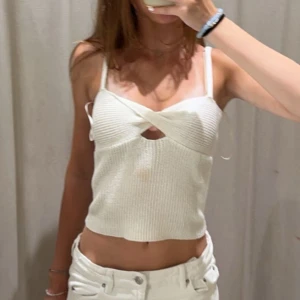 Vit sommartopp  - Snygg och unik vit ribbad topp från zara, fläcken från första bilden finns inte på toppen längre, använd 2 gånger!! 💞